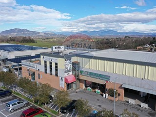 Immobile commerciale in Vendita a Rignano Flaminio, 130'000€, 75 m²