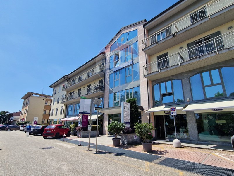 Immobile commerciale in Vendita a Pavia, 175'000€, 97 m²