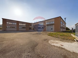 Capannone in Vendita a Casteggio, 690'000€, 2900 m²
