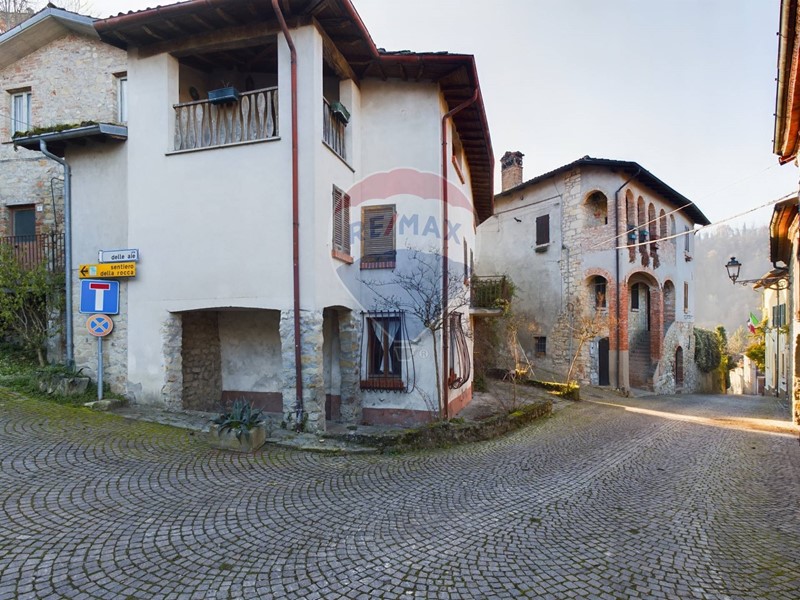 Casa Semi Indipendente in Vendita a Fortunago, 55'000€, 200 m²