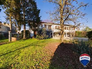 Casa Indipendente in Vendita a Vellezzo Bellini, 419'000€, 362 m²