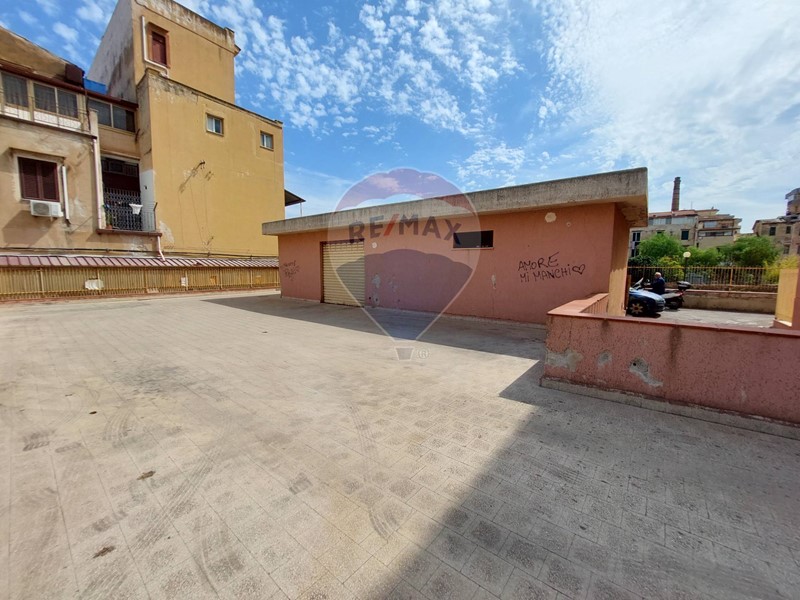 Immobile commerciale in Vendita a Palermo, 100'000€, 232 m²