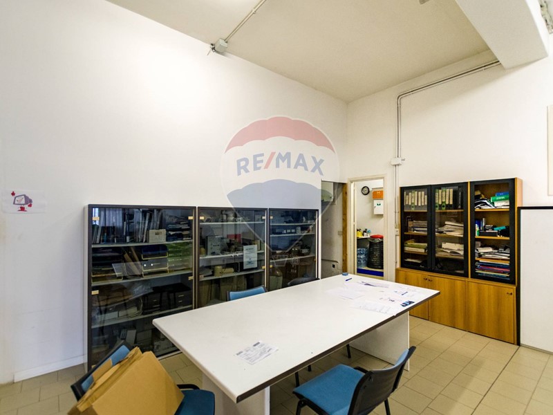 Magazzino in Vendita a Palermo, 158'000€, 243 m²