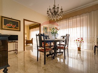 Appartamento in Vendita a Palermo, 250'000€, 182 m²