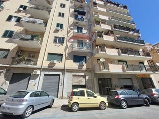 Negozio in Affitto a Palermo, 400€, 28 m²