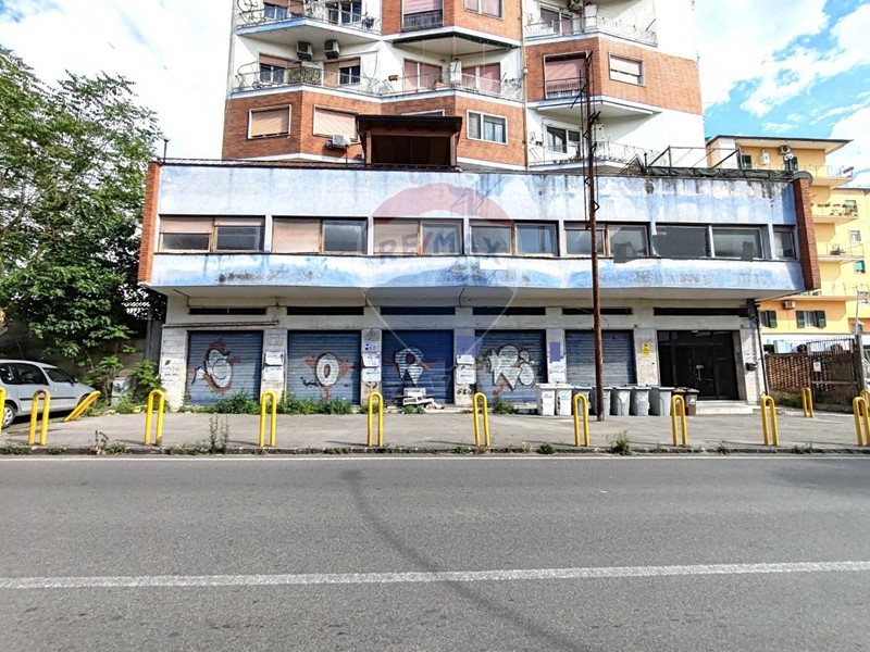 Ufficio in Affitto a Napoli, 1'300€, 320 m²