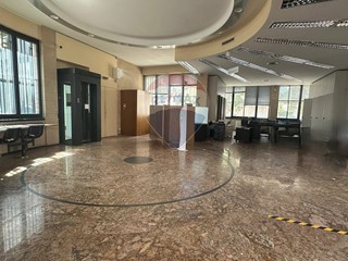 Immobile commerciale in Vendita a Matera, 750'000€, 594 m²