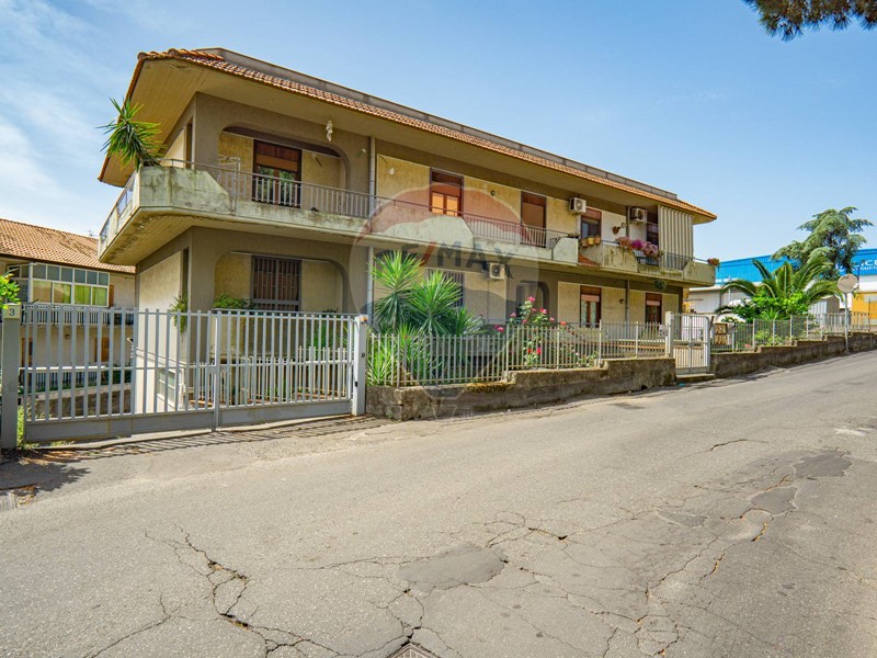 Appartamento in Vendita a Aci Sant'Antonio, 108'000€, 85 m²