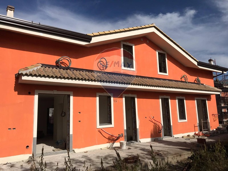 Casa Semi Indipendente in Vendita a Trecastagni, 275'000€, 130 m²