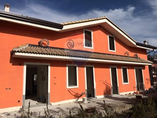 Casa Semi Indipendente in Vendita a Trecastagni, 275'000€, 130 m²