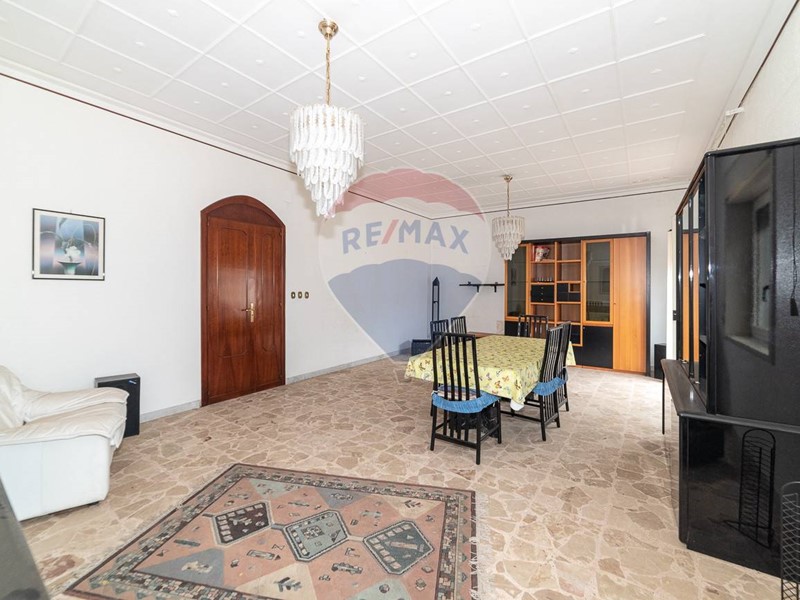 Appartamento in Vendita a Catania, 103'000&euro;, 167 m²