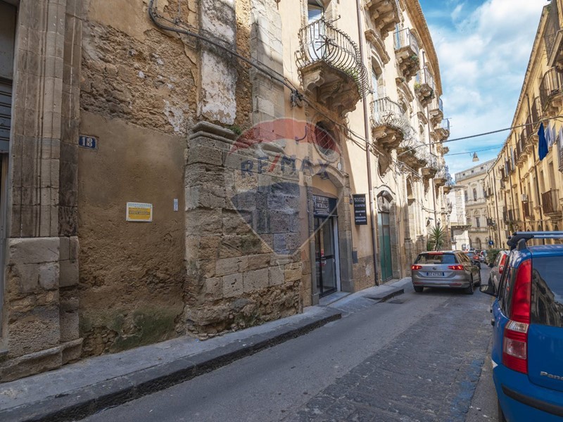 Immobile commerciale in Vendita a Caltagirone, 90'000€, 187 m²