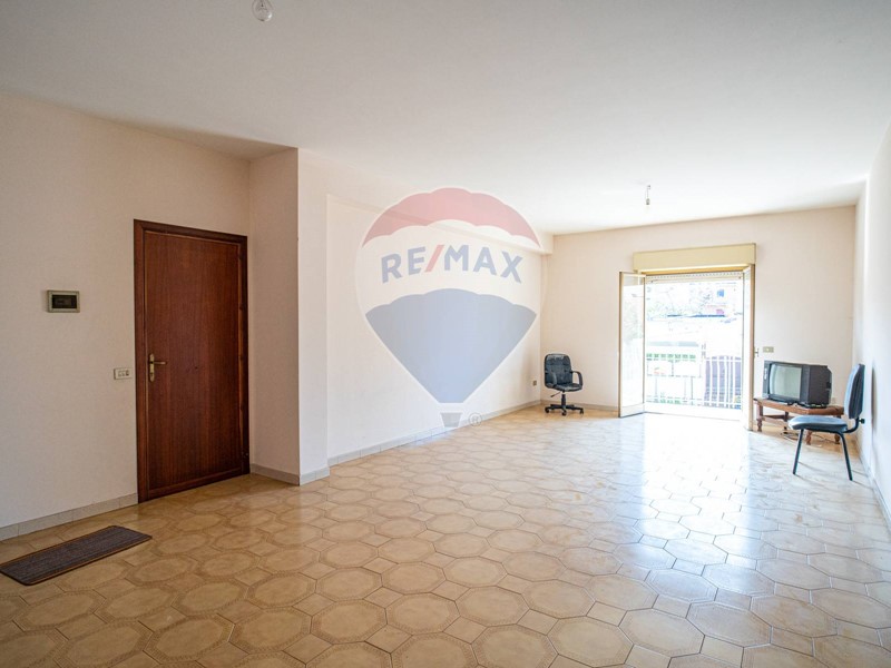 Appartamento in Vendita a Acireale, 98'000€, 140 m²