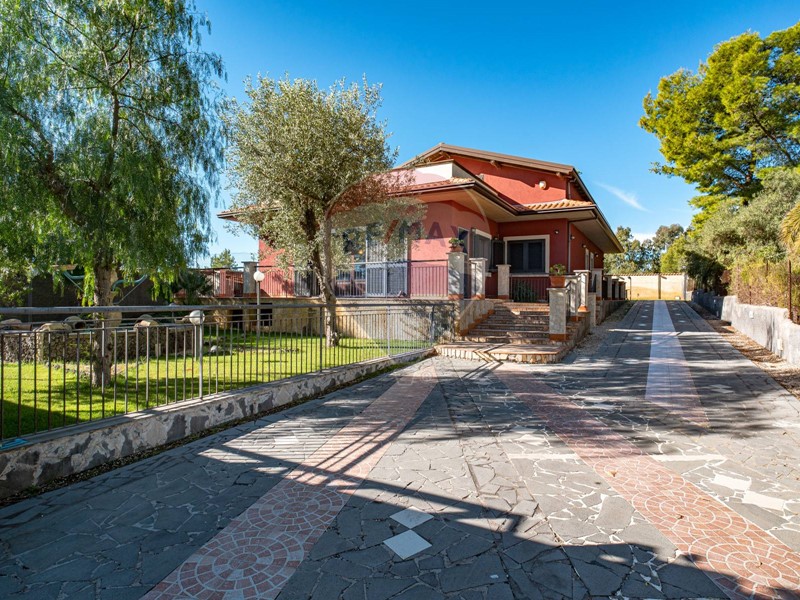 Villa in Vendita a Belpasso, 275'000€, 250 m²
