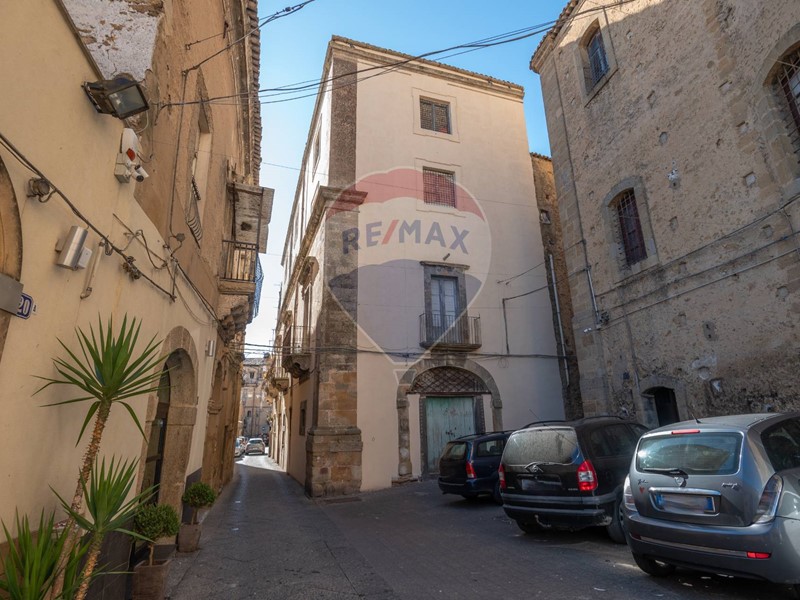 Casa Indipendente in Vendita a Caltagirone, 129'000€, 983 m²