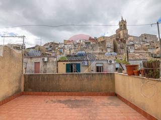 Appartamento in Vendita a Caltagirone, 29'000€, 127 m²