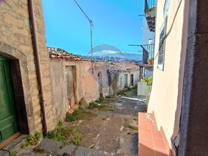 Casa Indipendente in Vendita a Castiglione di Sicilia, 22'000€, 111 m²