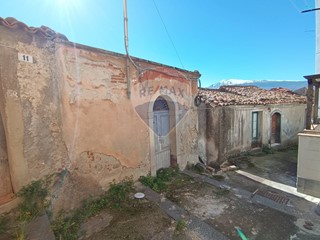 Casa Indipendente in Vendita a Castiglione di Sicilia, 22'800€, 111 m²