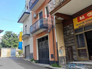 Immobile commerciale in Affitto a Paternò, 1'100€, 305 m²