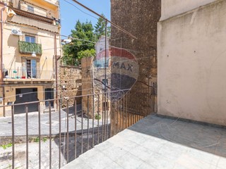 Casa Indipendente in Vendita a Caltagirone, 10'000€, 122 m²