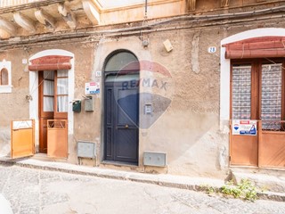 Casa Indipendente in Vendita a Catania, 65'000&euro;, 109 m²