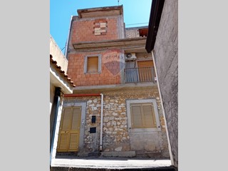 Casa Indipendente in Vendita a Castel di Iudica, 49'000€, 120 m²