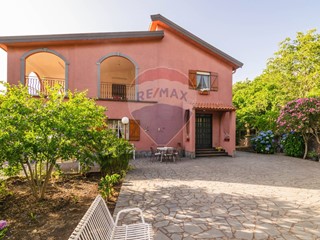 Villa in Vendita a Adrano, 200'000&euro;, 260 m²