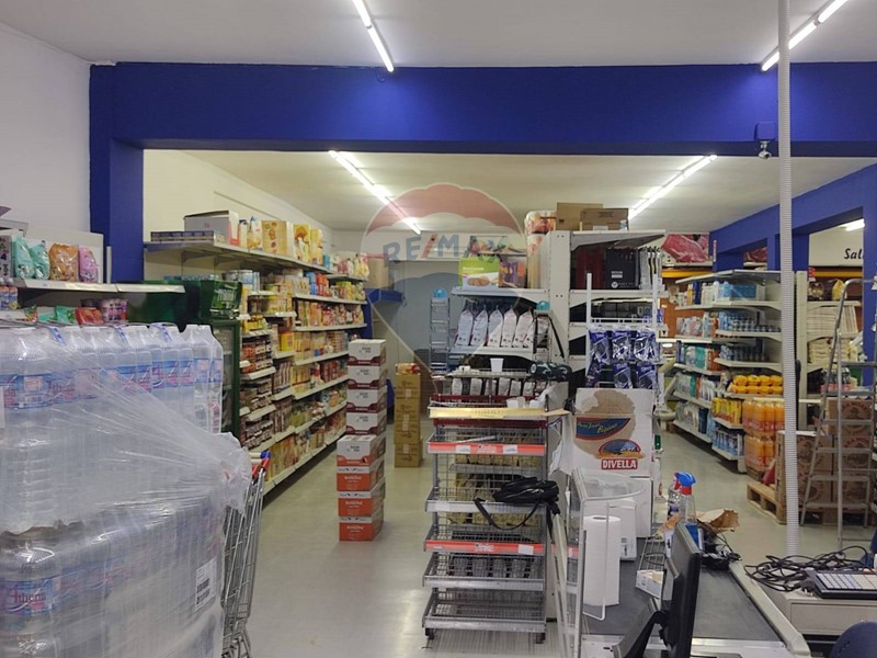 Immobile commerciale in Vendita a Caltagirone, 85'000€, 340 m²