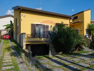 Villa in Vendita a Catania, 340'000&euro;, 200 m²