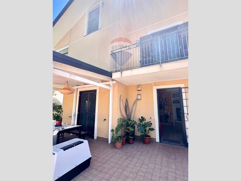 Villa in Vendita a Acireale, 410'000€, 240 m², con Box