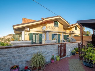 Villa in Vendita a Mineo, 190'000€, 225 m²