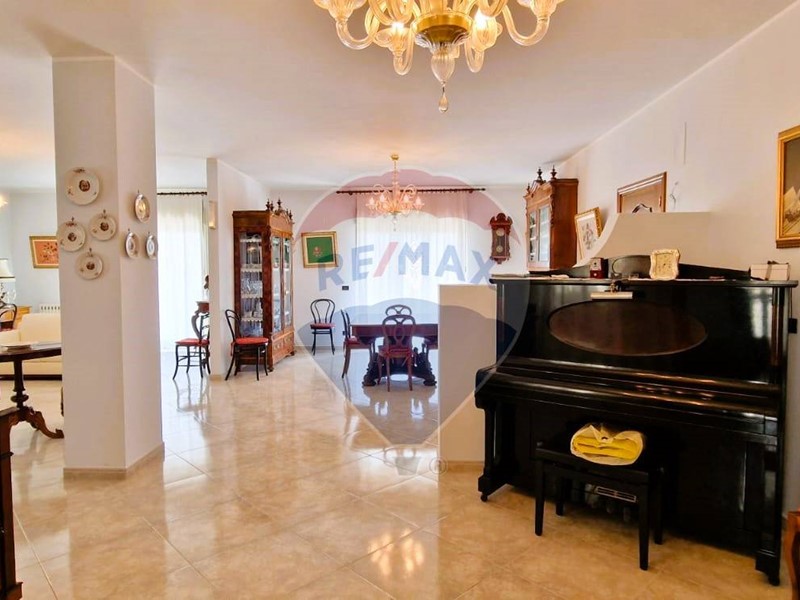 Villa in Vendita a Giarre, 395'000€, 563 m²