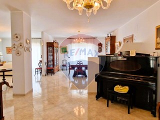 Villa in Vendita a Giarre, 395'000€, 563 m²