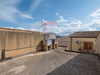 Casa Indipendente in Vendita a Caltagirone, 14'900€, 141 m²