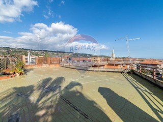 Quadrilocale in Vendita a Aci Castello, 139'000€, 134 m²