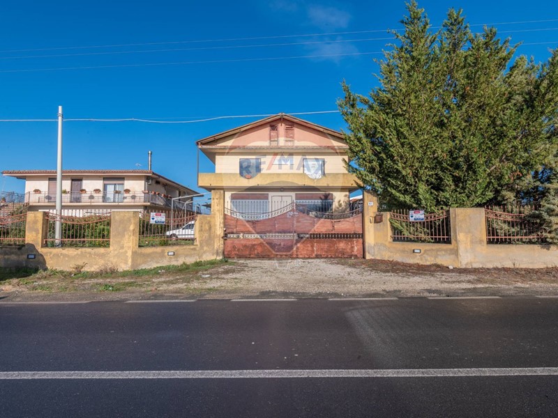 Casa Indipendente in Vendita a Grammichele, 180'000€, 660 m², con Box
