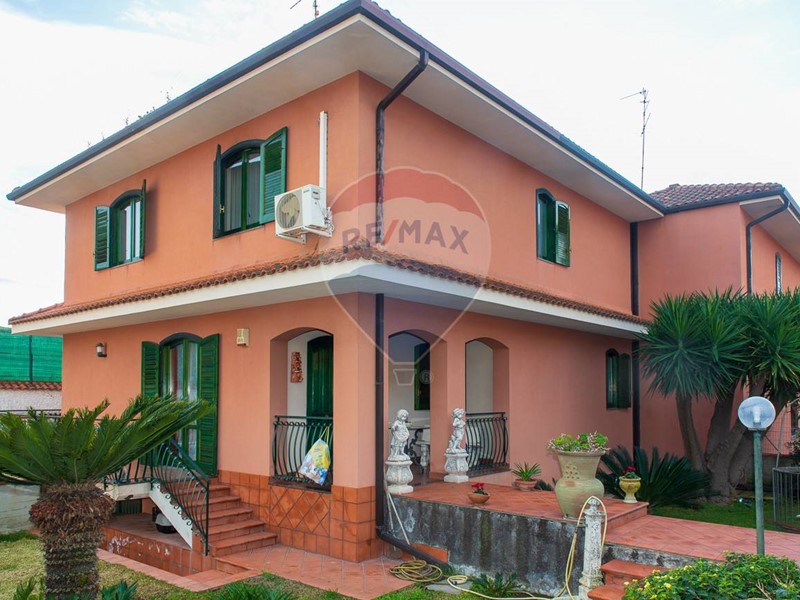 Villa in Vendita a Aci Sant'Antonio, 295'000€, 230 m²