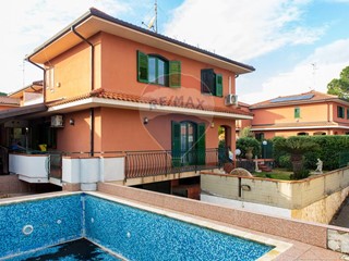 Villa in Vendita a Aci Sant'Antonio, 295'000€, 230 m²
