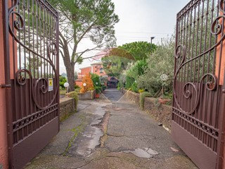 Immobile commerciale in Affitto a Ragalna, 2'500€, 800 m²