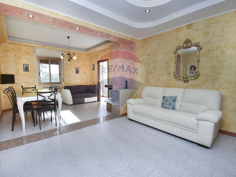 Villa in Vendita a Paternò, 205'000€, 425 m²
