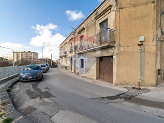 Casa Semi Indipendente in Vendita a Caltagirone, 50'000€, 150 m²