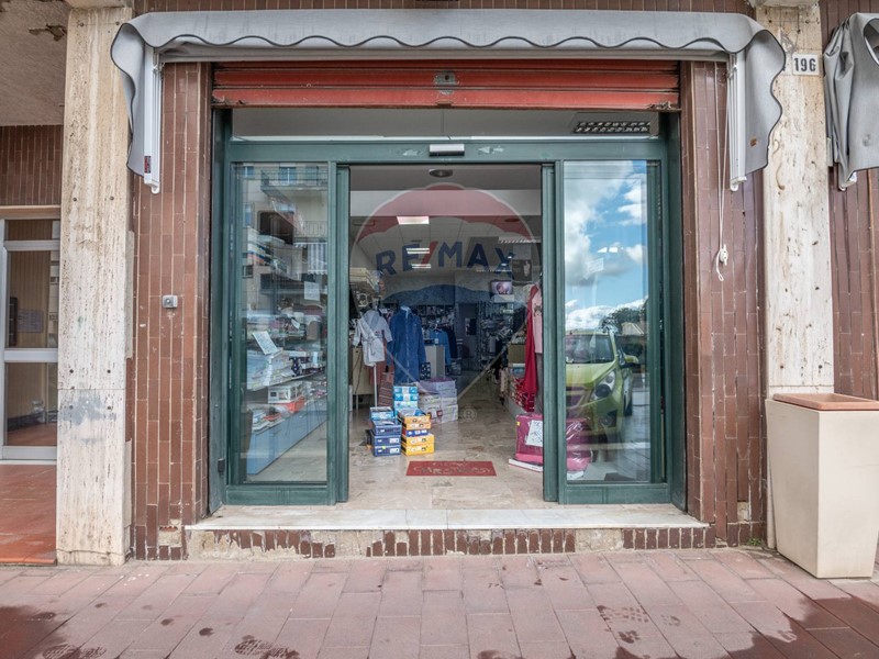 Immobile commerciale in Affitto a Caltanissetta, 900€, 100 m²
