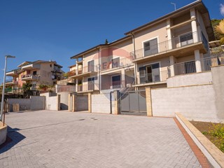 Quadrilocale in Vendita a Trecastagni, 295'000€, 250 m²