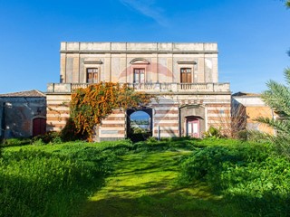 Rustico in Vendita a Catania, 449'000€, 1300 m²