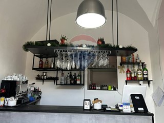 Immobile commerciale in Affitto a Ragusa, 1'500€, 77 m²