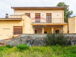 Villa in Vendita a Santa Maria di Licodia, 190'000€, 229 m²