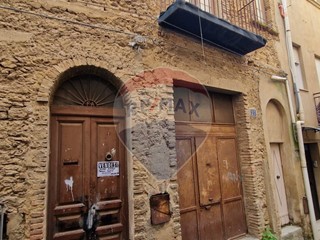 Casa Semi Indipendente in Vendita a Caltagirone, 8'000€, 187 m²