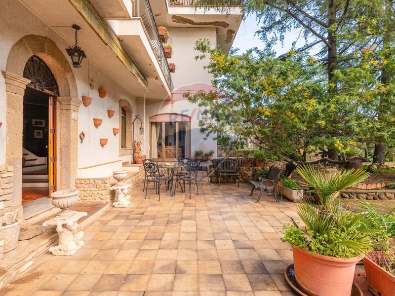 Villa in Vendita a Caltagirone, 295'000€, 410 m²