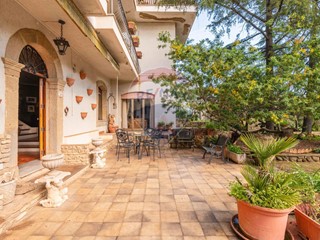 Villa in Vendita a Caltagirone, 295'000€, 410 m²