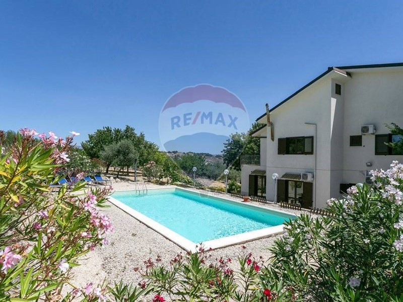 Villa in Vendita a Aragona, 349'000€, 240 m²